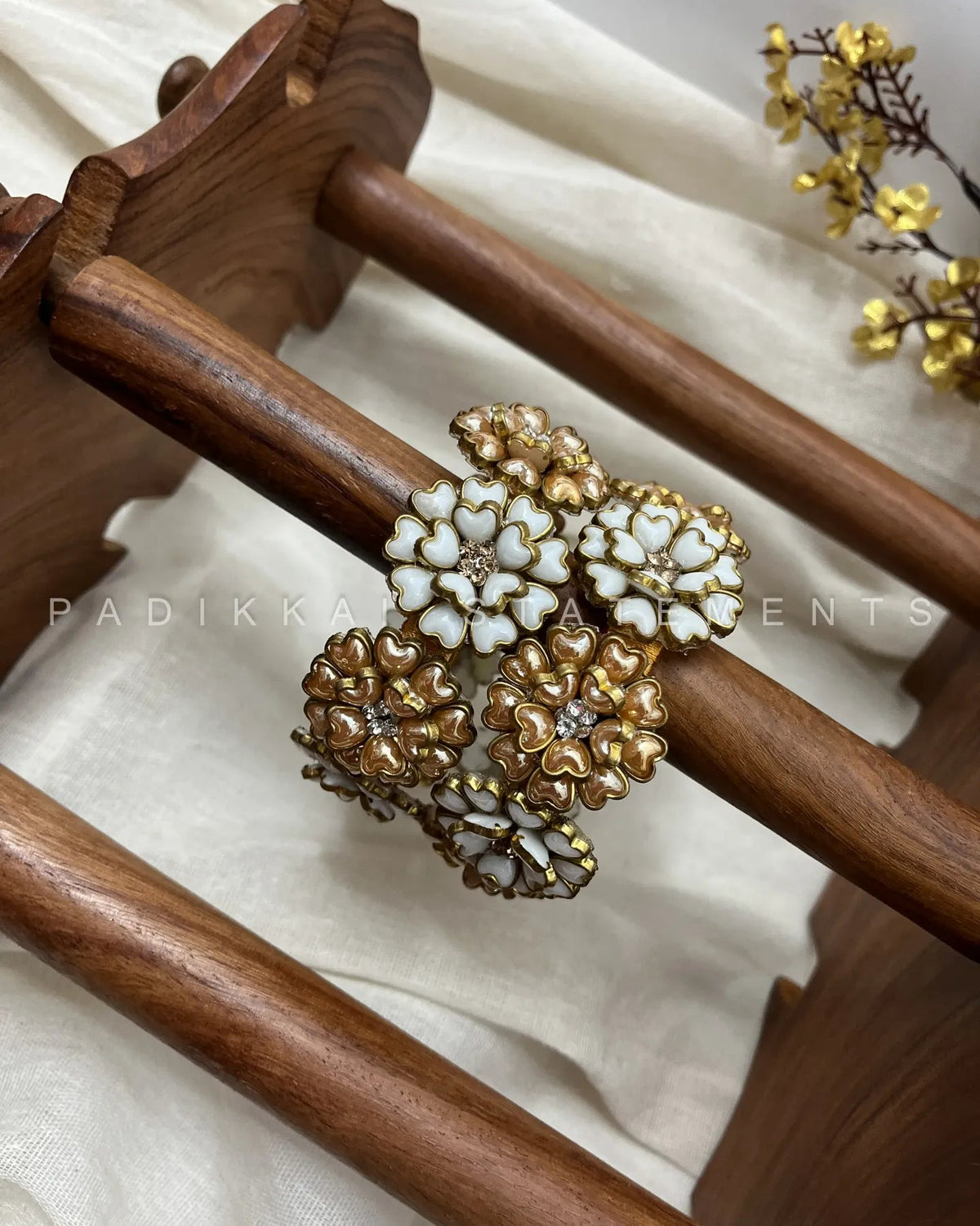 Paal Swarna Rosette Kundan Bangles – Ivory and Champagne Gold
