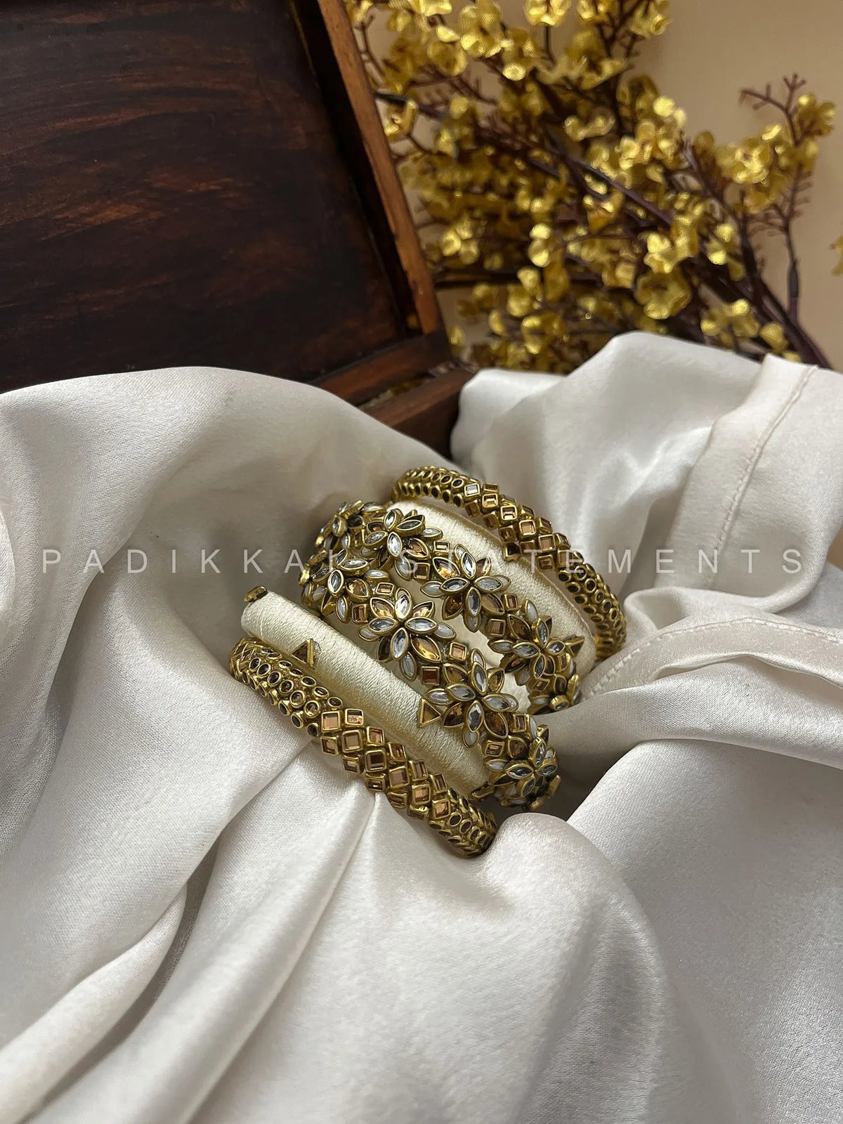 Divya Pushpa Aura Kundan Set - Ivory and Gold – image 2