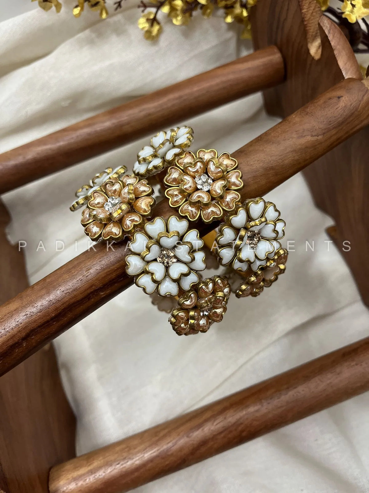 Paal Swarna Rosette Kundan Bangles – Ivory and Champagne Gold – image 2